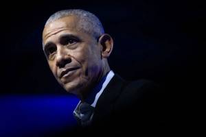 primo piano di Barack Obama con una giacca nera e una camicia bianca
