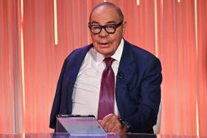 Bruno Vespa con il volto tumefatto a 'Cinque Minuti'