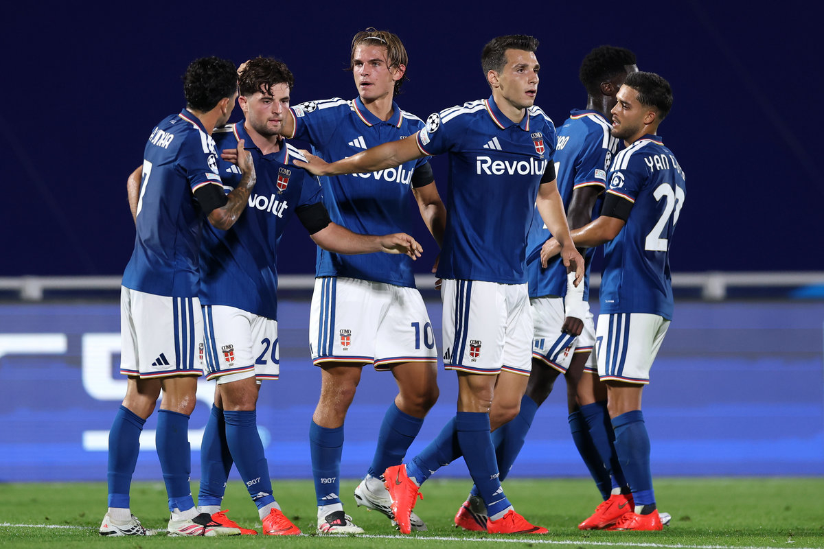 la squadra del Como festeggia dopo una rete in Champions League