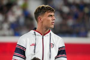 Daniel Maldini con la divisa del Cagliari nel pre match contro l'Atalanta