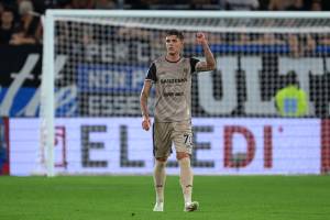 Daniel Maldini esulta nel match tra il Cagliari e l'Atalanta con il braccio alzato