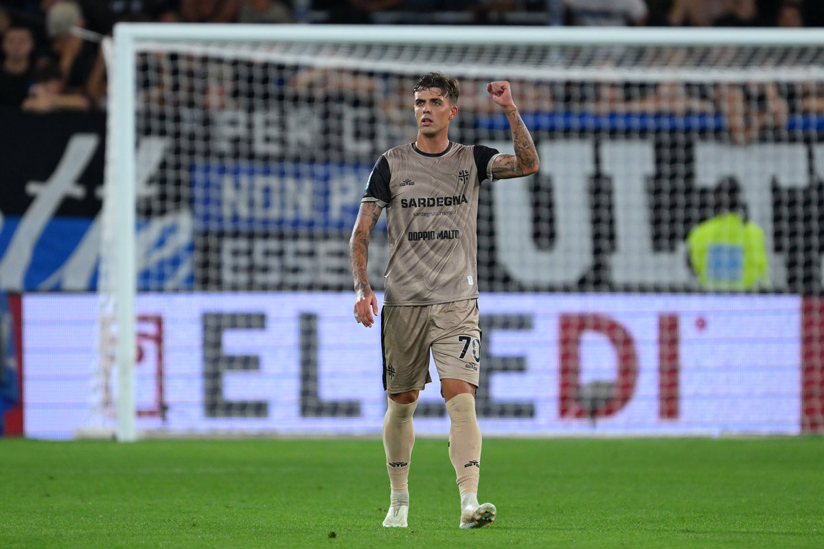 Daniel Maldini esulta nel match tra il Cagliari e l'Atalanta con il braccio alzato