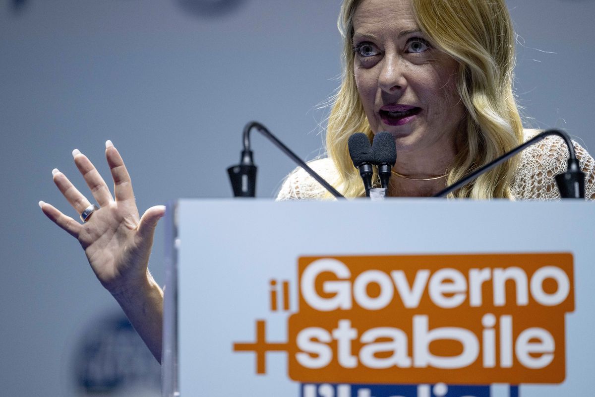 la Premier Giorgia Meloni discute nel corso della festa a Bari per la longevità del suo Governo