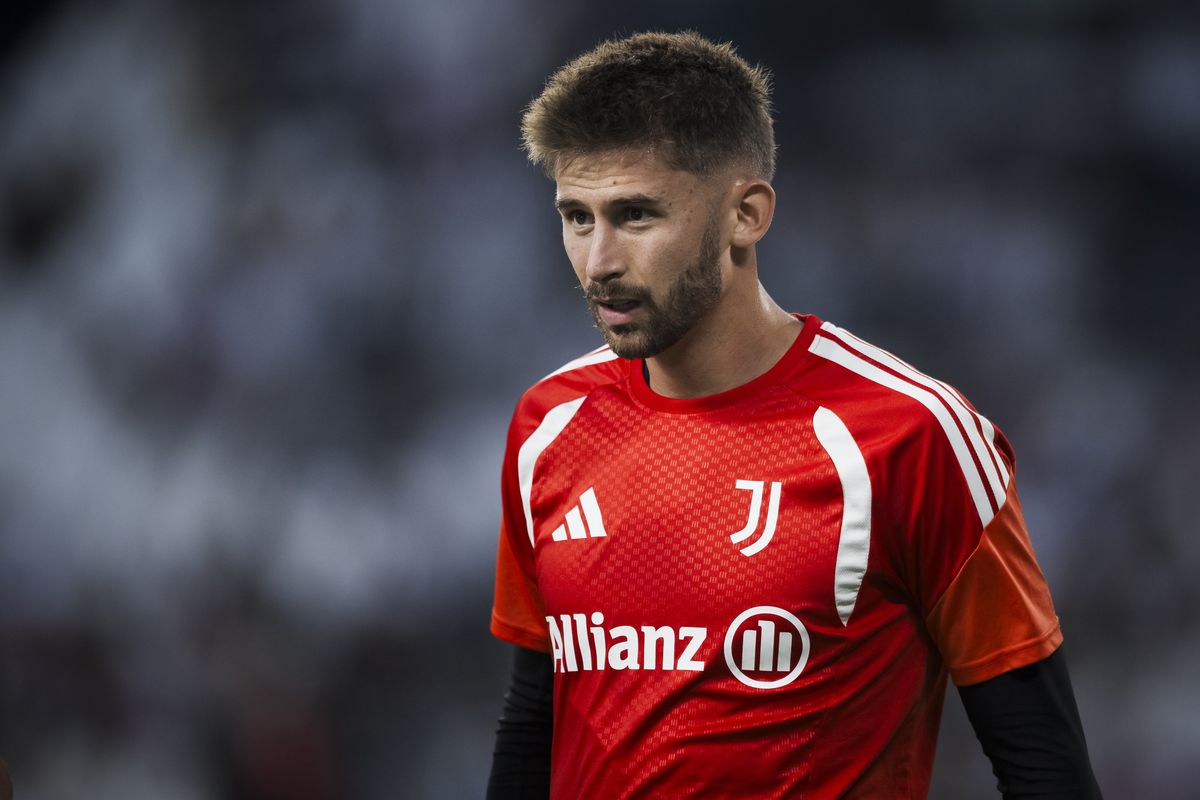 il portiere della Juventus Guglielmo Vicario contro il Parma nel riscaldamento