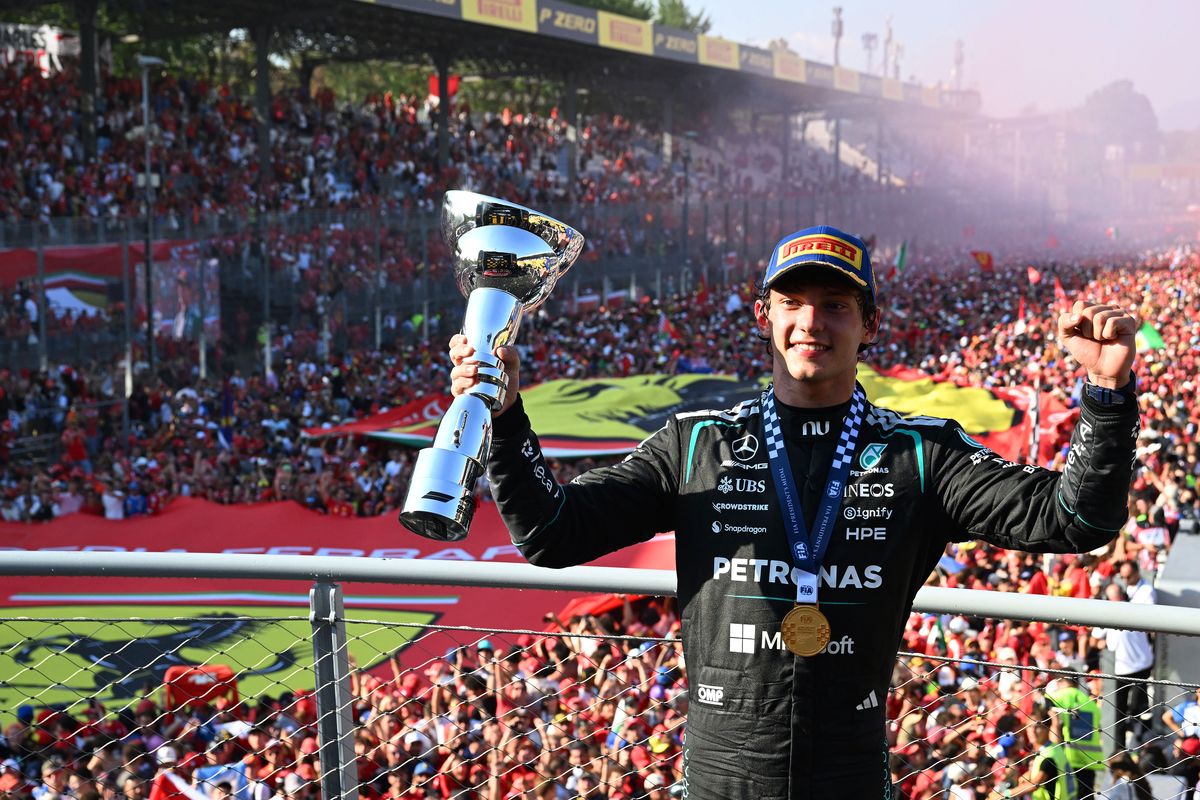 Andrea Kimi Antonelli vince il GP di Monza ed esulta sul podio con il trofeo vinto della gara