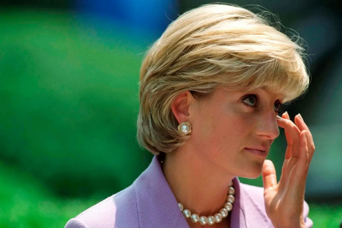 Lady Diana con una mano sul volto