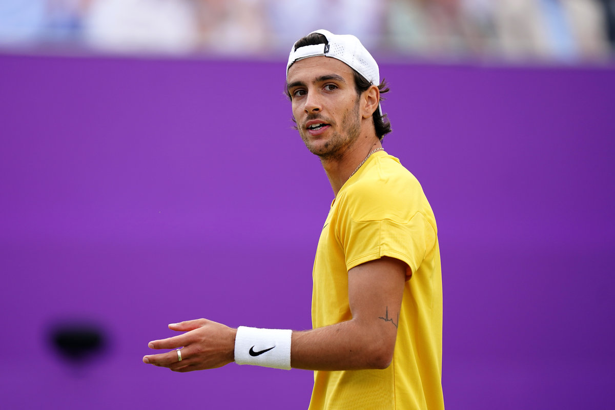 il tennista italiano Lorenzo Musetti con una maglietta gialla