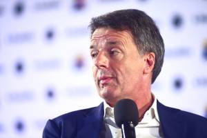 primo piano in leggero profilo di Matteo Renzi