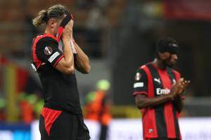 Rabiot con la maglia del Milan in faccia dopo sconfitta contro il Benfica in Europa League