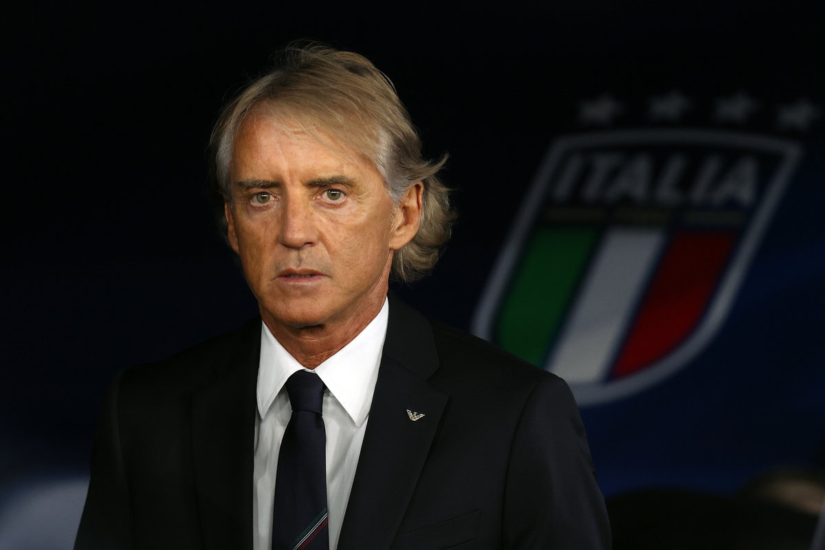 Roberto Mancini CT dell'Italia con una giacca nera e la cravatta