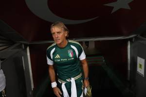Roberto Mancini con la maglia da allenamento da CT dell'Italia
