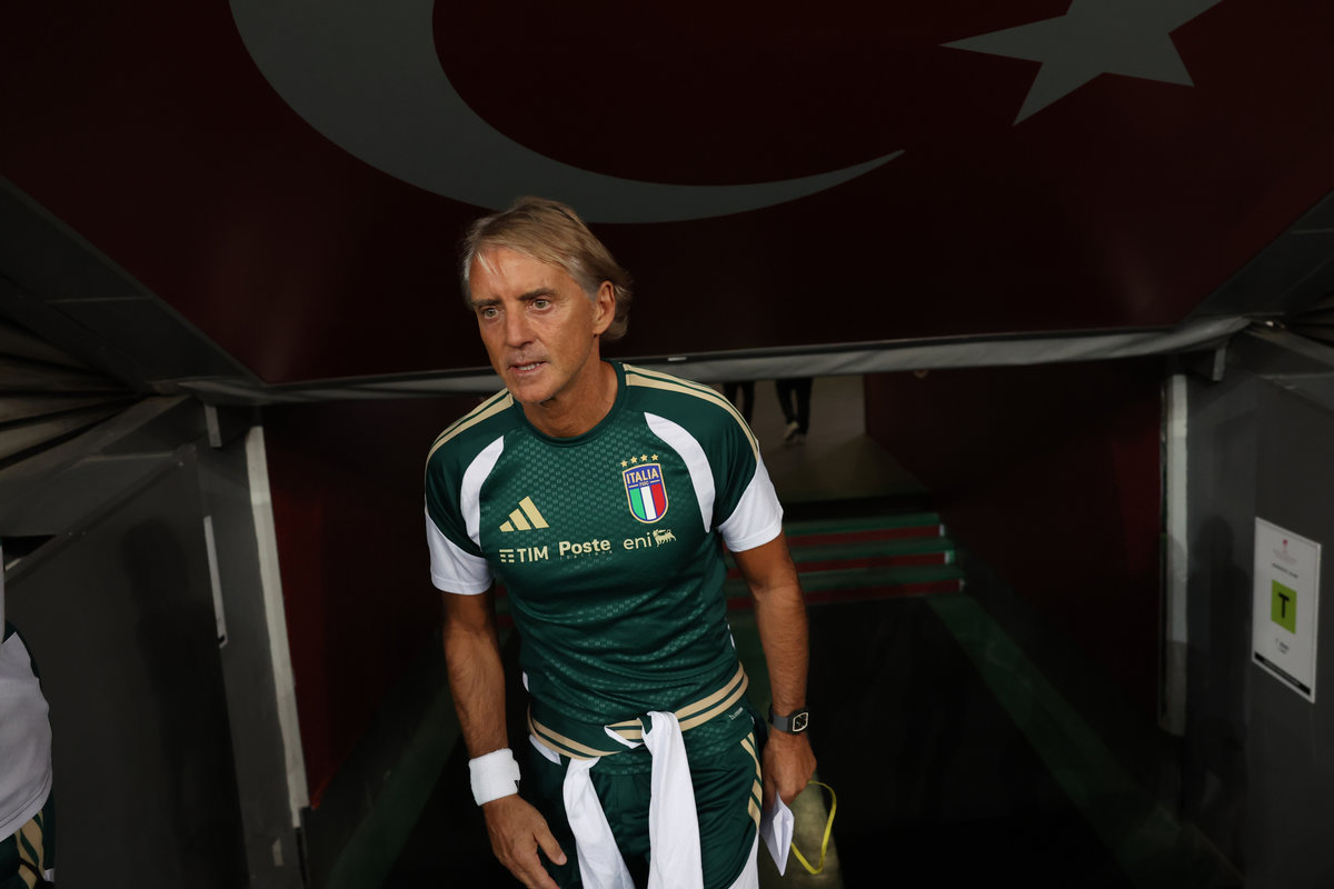 Roberto Mancini con la maglia da allenamento da CT dell'Italia