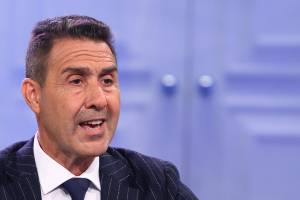 Roberto Vannacci ospite a 'Porta a Porta' su Rai 1 parla con Bruno Vespa