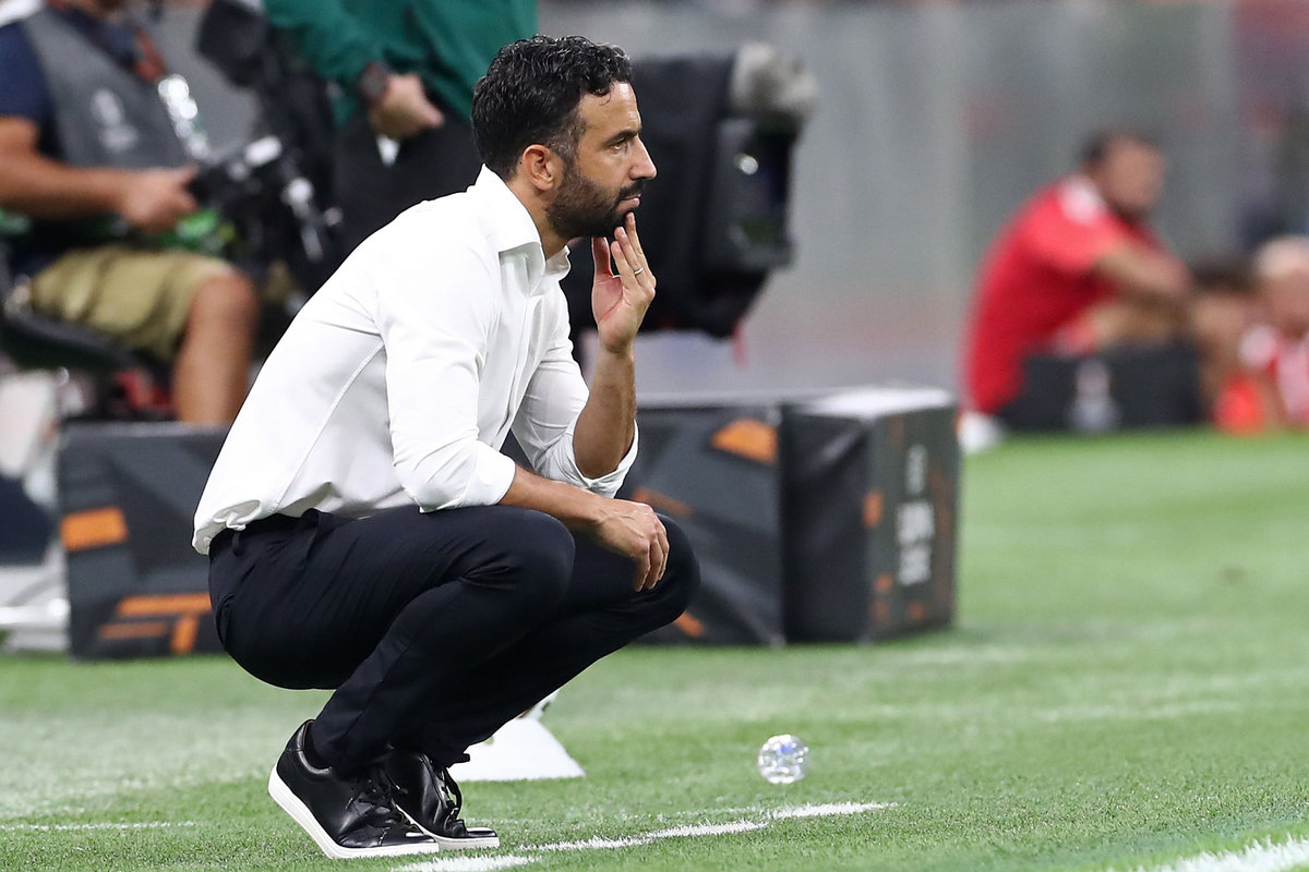l'allenatore del Milan Ruben Amorim pensa durante la sfida contro il Benfica