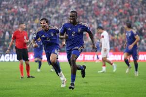 Tonali e Kayode esultano dopo il gol dell'Italia contro la Turchia