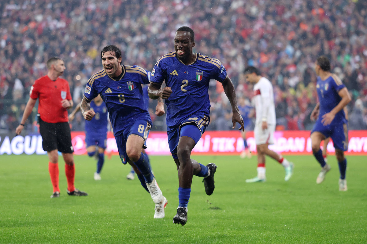 Tonali e Kayode esultano dopo il gol dell'Italia contro la Turchia