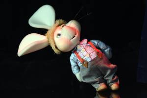 il pupazzo di Topo Gigio su uno sfondo nero