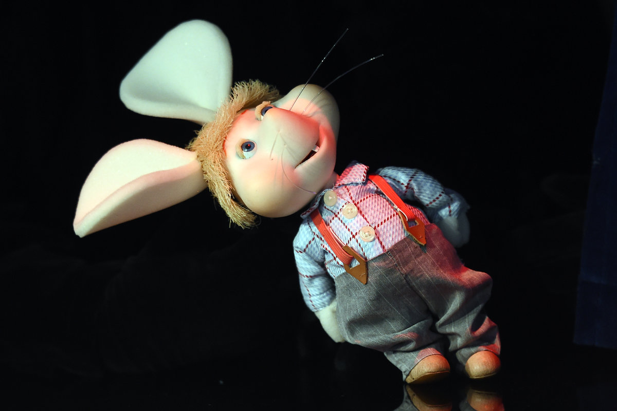 il pupazzo di Topo Gigio su uno sfondo nero