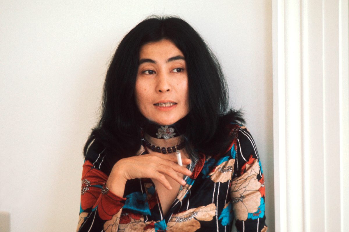 Yoko Ono con i capelli lunghi