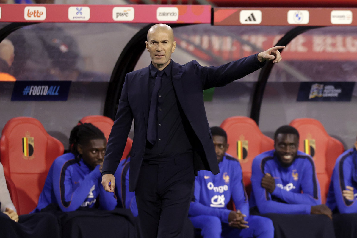 Zinedine Zidane in panchina come CT della Francia in Nations League