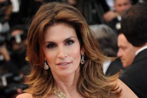 primo piano della modella Cindy Crawford con orecchini e collana