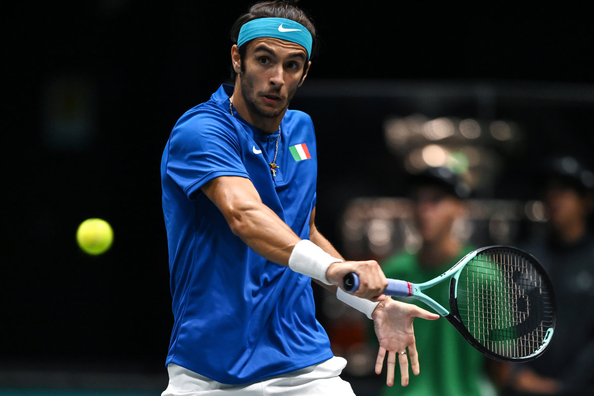 il tennista italiano Lorenzo Musetti con la maglia della Nazionale
