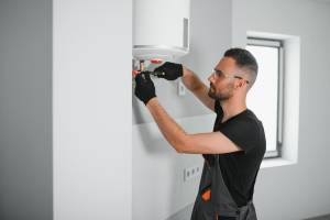 scaldabagno o caldaia boiler in riparazione con tecnico