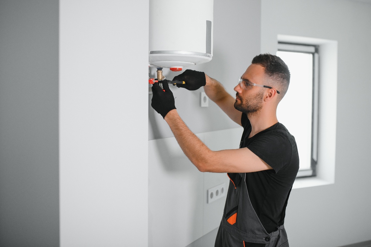 scaldabagno o caldaia boiler in riparazione con tecnico