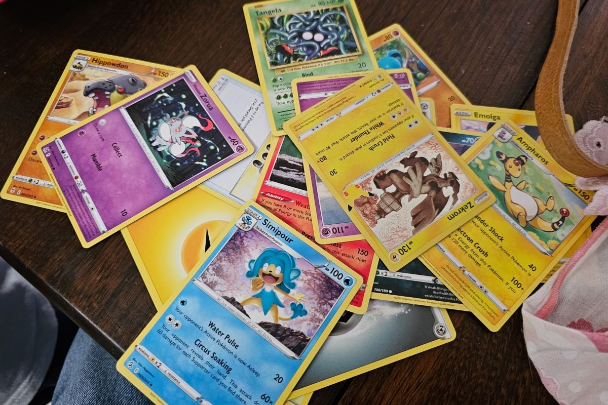 alcune carte pokemon sparse su un tavolo