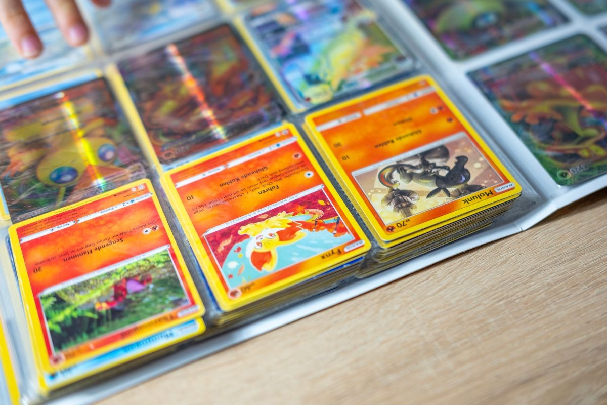 carte pokemon all'interno di un album per collezioni