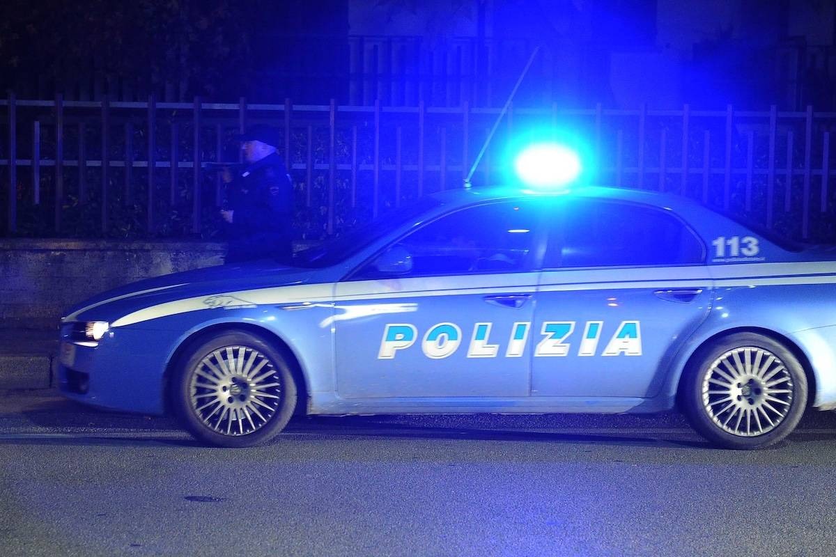 una macchina della polizia con i lampeggianti accesi di notte