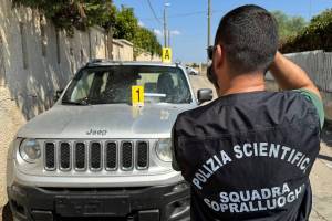 la polizia scientifica si occupa di un sopralluogo sulla scena del crimine scattando dlele foto