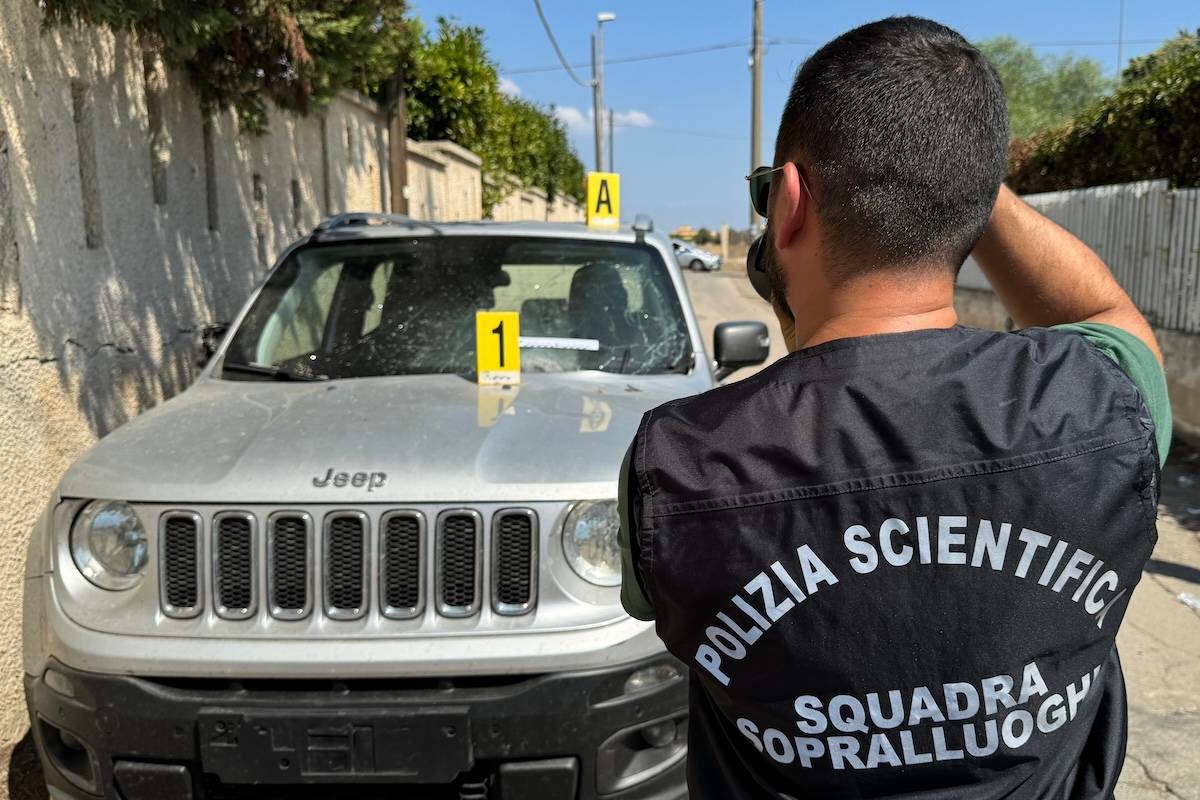 la polizia scientifica si occupa di un sopralluogo sulla scena del crimine scattando dlele foto