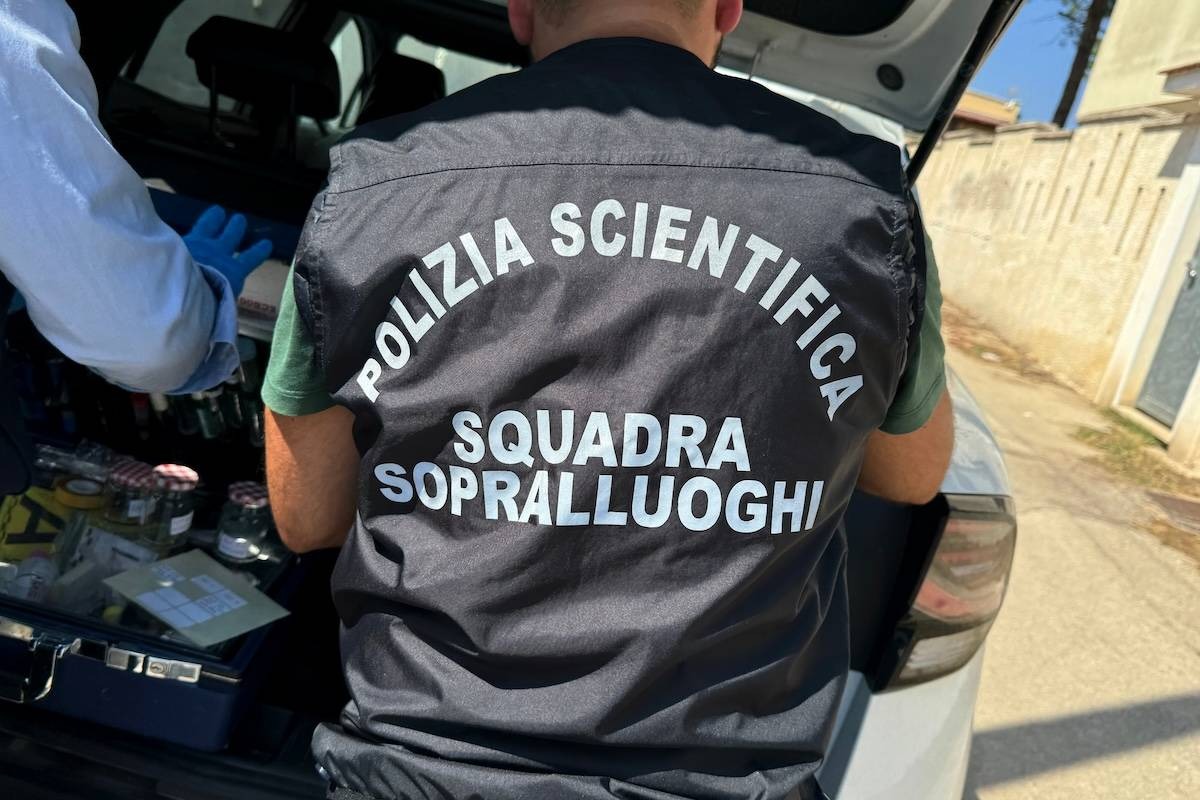 la polizia scientifica si occupa di un sopralluogo e verifica una vettura