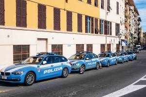 cinque auto della polizia parcheggiate di fila