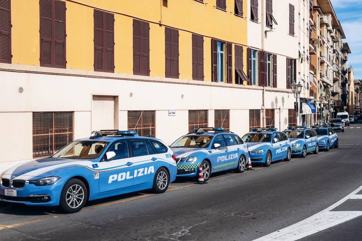 cinque auto della polizia parcheggiate di fila