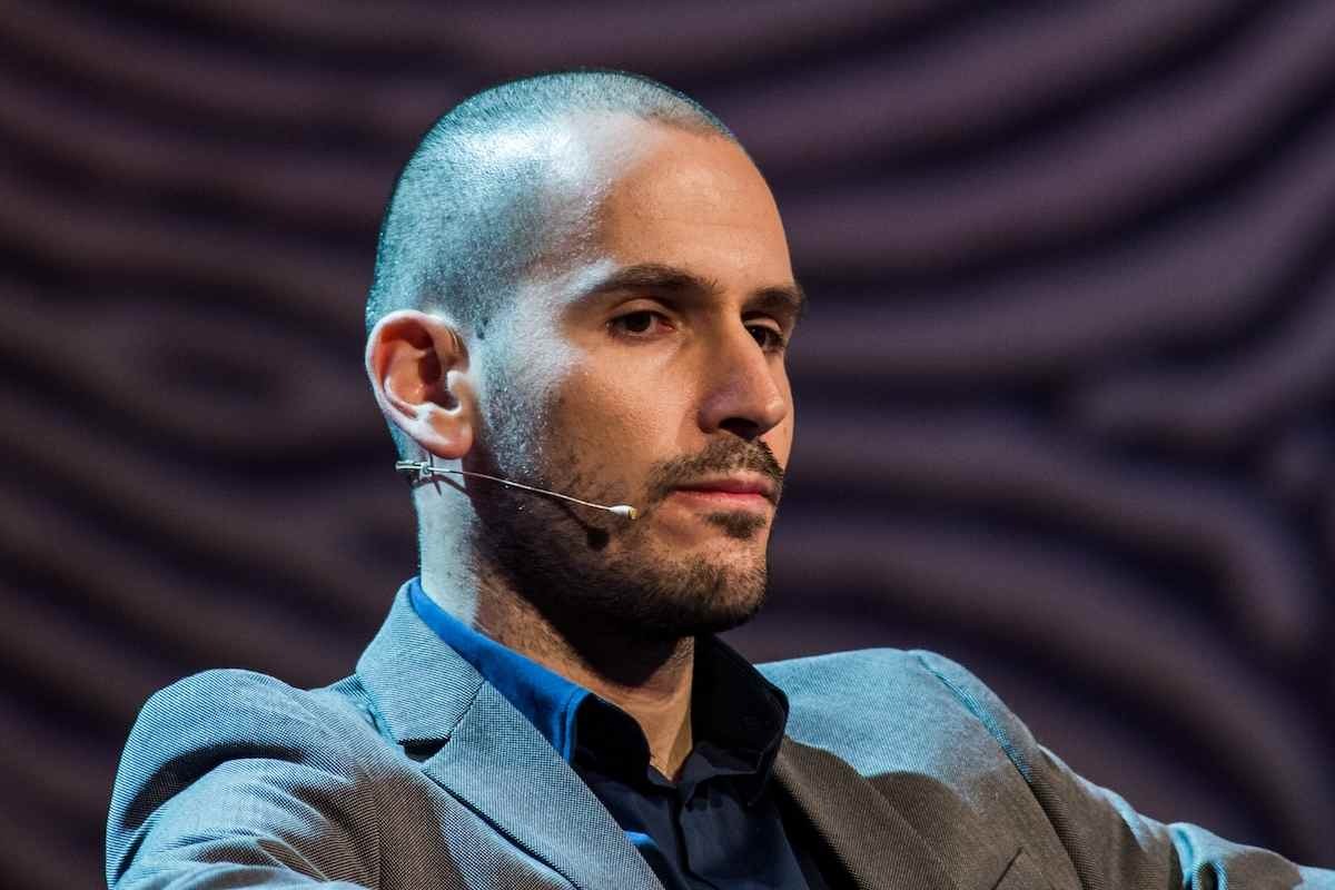 Andrea Sempio nel 2017 con una giacca grigia in tv a Quarto Grado