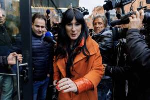 L'avvocato di Andrea Sempio Angela Taccia in primo piano con il suo assistito alle spalle