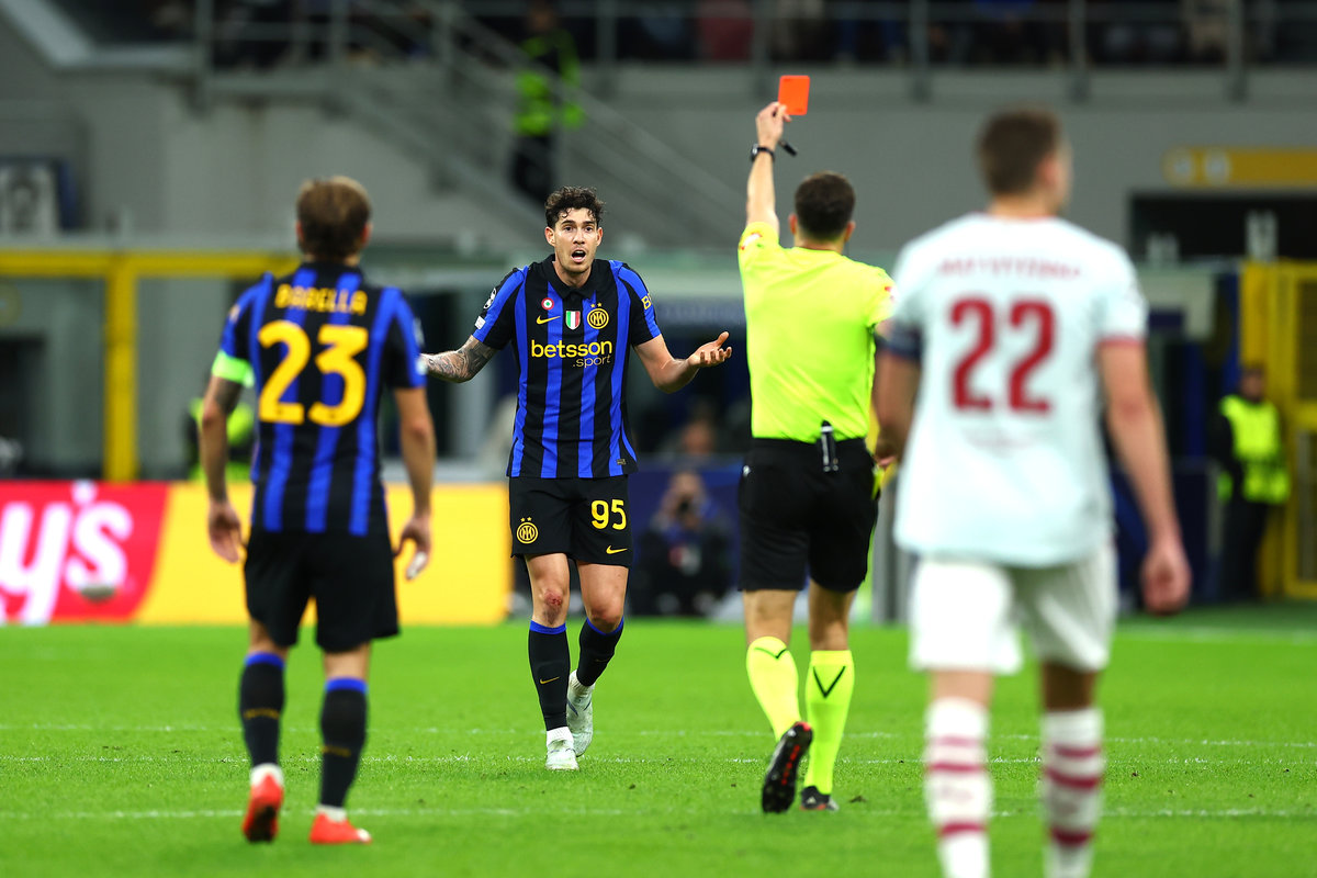 il difensore dell'Inter Alessandro Bastoni espulso in Champions contro lo Shakhtar Donetsk