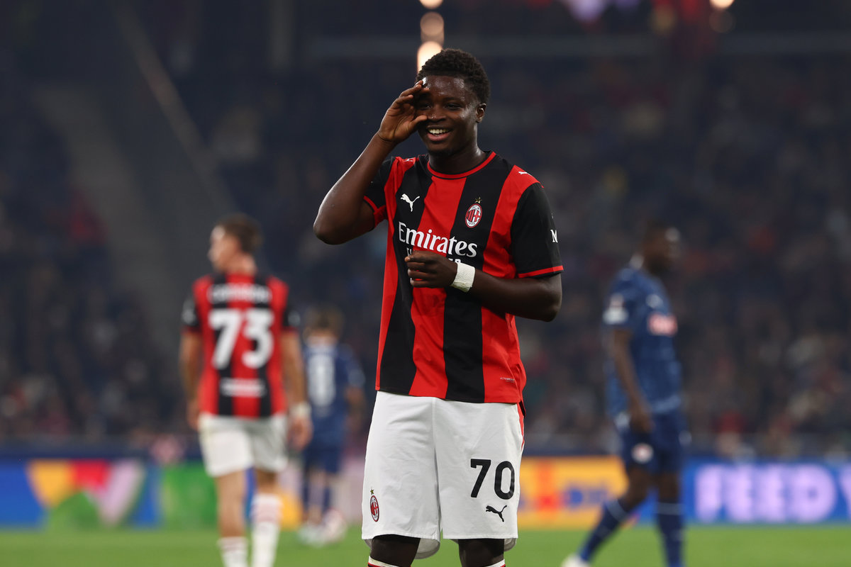 l'esultanza di Alphadjo Cisse dopo una delle reti con il Milan contro il Salisburgo in Europa League