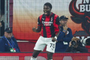 il calciatore del Milan Alphadjo Cisse esulta dopo una delle reti al Salisburgo in Europa League