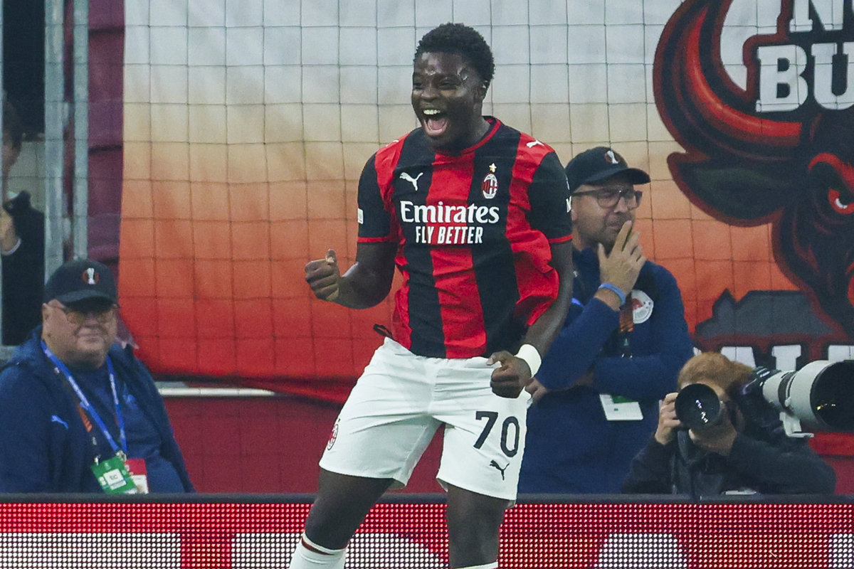 il calciatore del Milan Alphadjo Cisse esulta dopo una delle reti al Salisburgo in Europa League