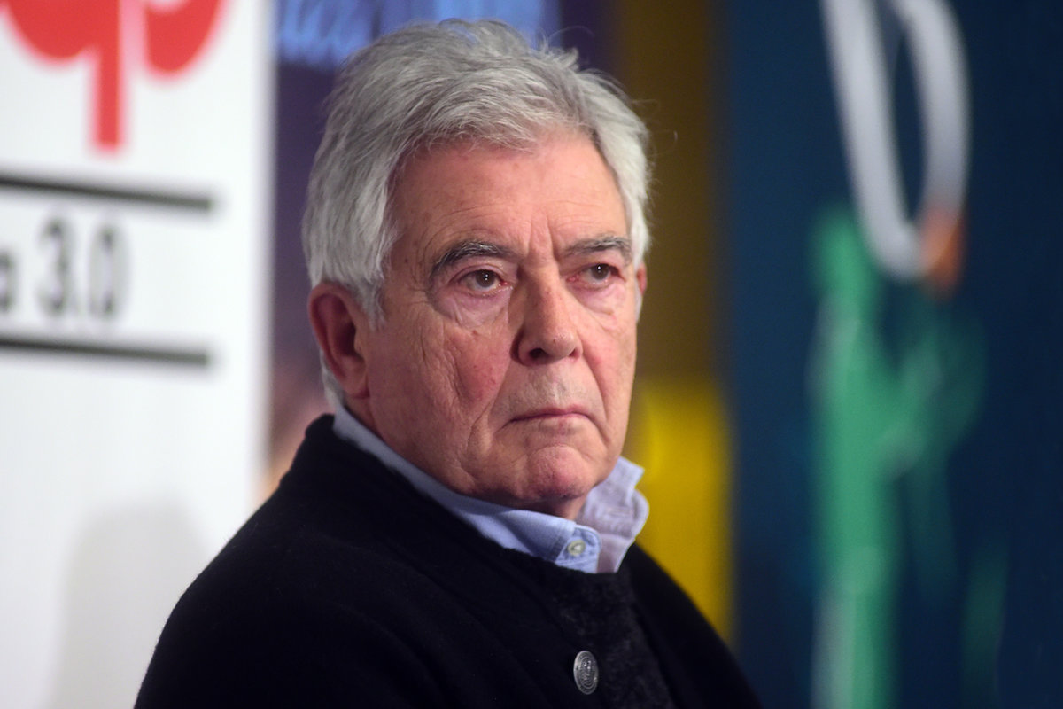 primo piano del giornalista e politico Claudio Martelli con una camicia e un maglione sopra