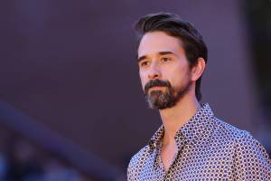 l'attore Davide Iacopini con una camicia sbottonata