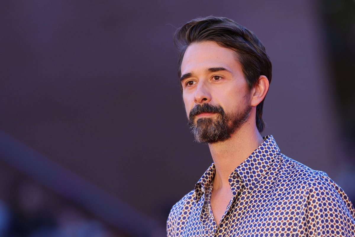 l'attore Davide Iacopini con una camicia sbottonata