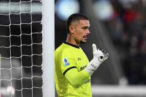 il portiere del Cagliari Elia Caprile durante una partita di Serie A contro l'Atalanta