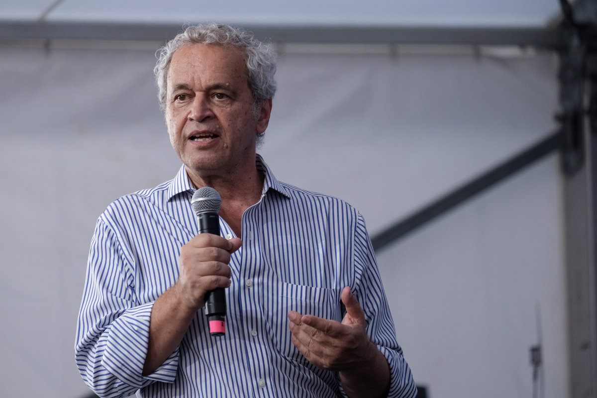 il giornalista Enrico Mentana parla con il microfono in mano ad un evento a Camogli