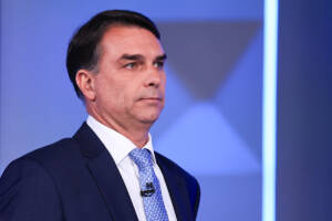 Flavio Bolsonaro in giacca e cravatta