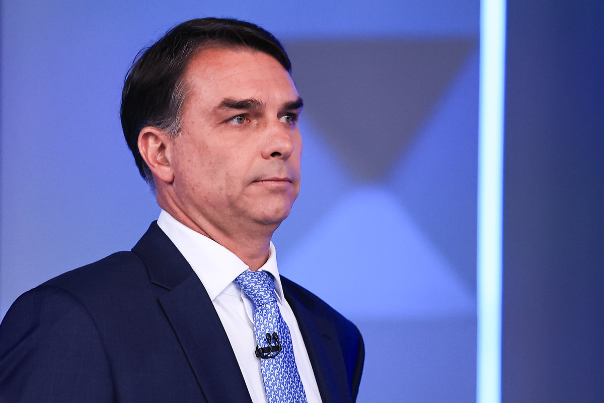 Flavio Bolsonaro in giacca e cravatta