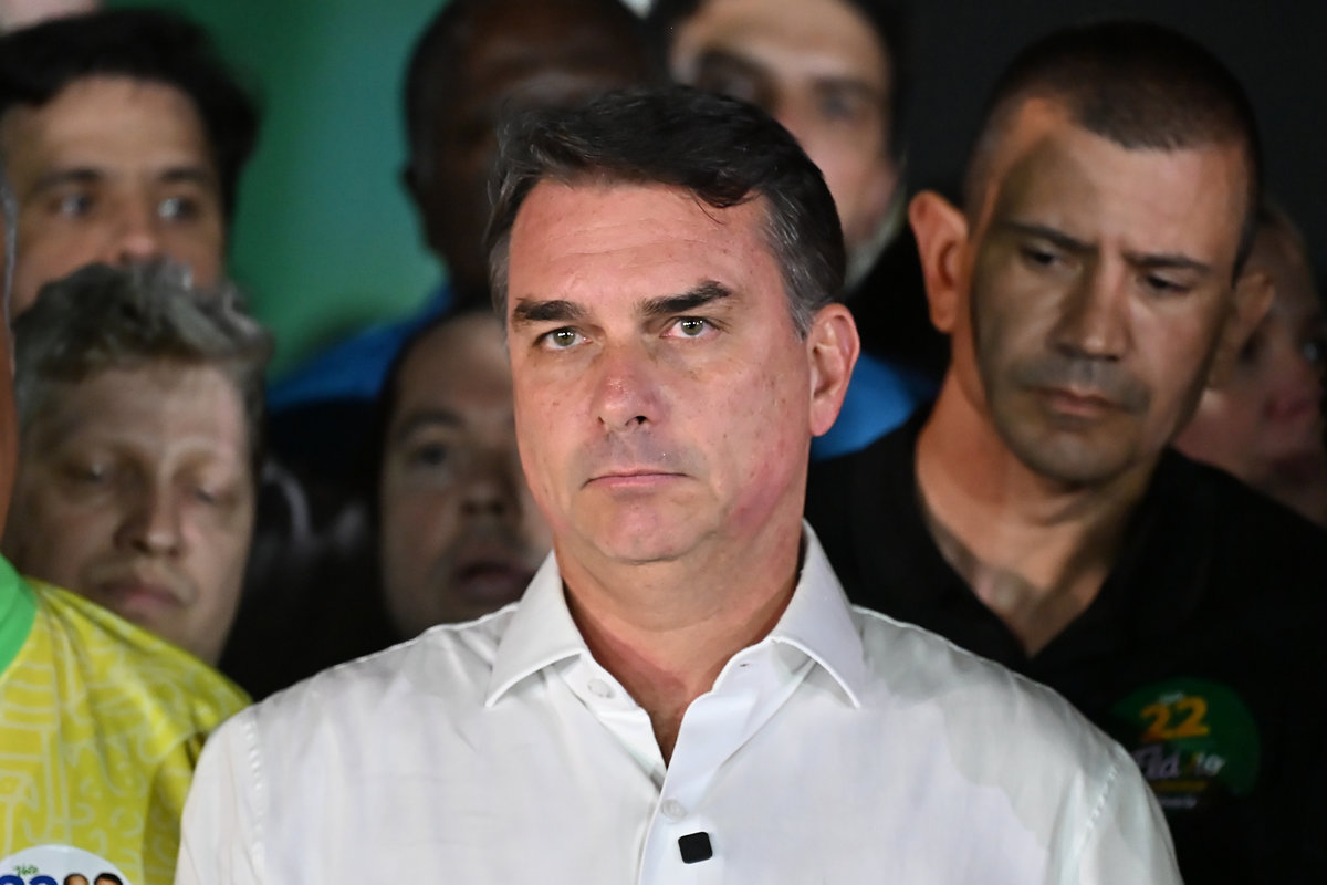 Flavio Bolsonaro con una camicia bianca